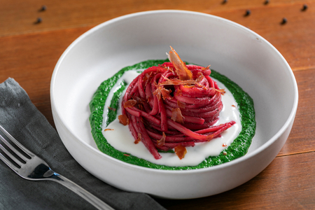 Massa com beterraba sobre creme de espinafre e speck