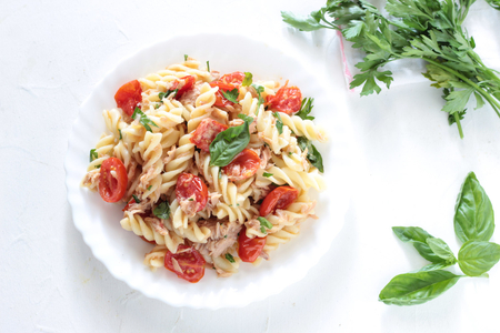 Macarrão com atum e tomatinhos