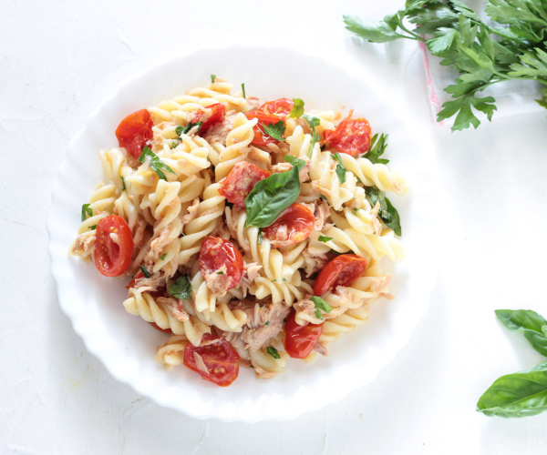 Macarrão com atum e tomatinhos