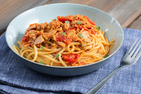 Linguine com atum e tomate-cereja