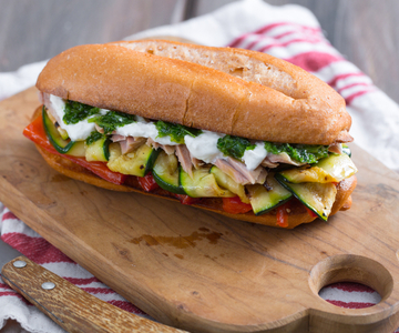 Sanduíche de atum com vegetais grelhados e stracciatella