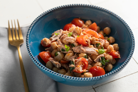 Salada de grão-de-bico e atum