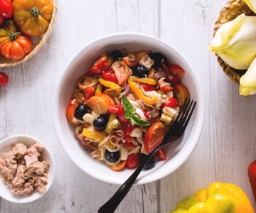 Salada com atum, mussarela e pimentões