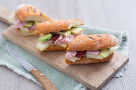 Pãezinhos com atum e abacate