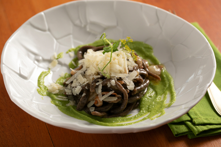 Pici ao café com alho gigante, bacon e ervilhas