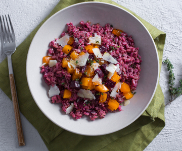 Arroz com pesto de radicchio, beterraba e caqui