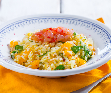 Salada de arroz com frutas cítricas, espinafre e camarões