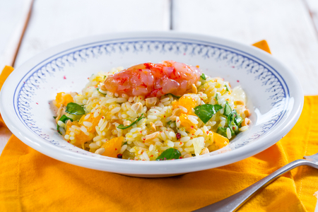 Salada de arroz com frutas cítricas, espinafre e camarões