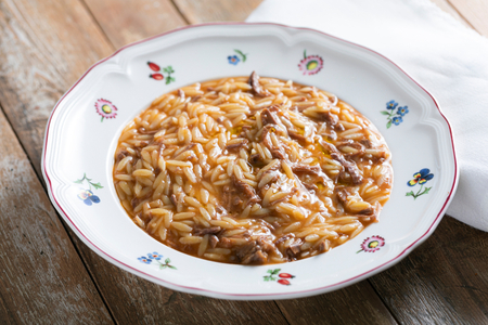 Massinha em caldo de carne