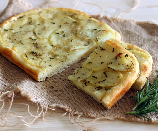Focaccia com batatas fácil e rápida