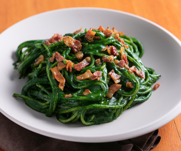 Macarrão com creme de espinafre e guanciale crocante