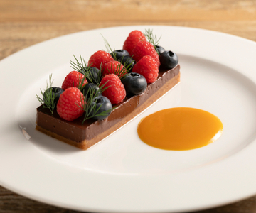 Terrina vegana de chocolate e amendoim com frutas vermelhas