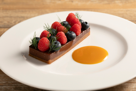 Terrina vegana de chocolate e amendoim com frutas vermelhas