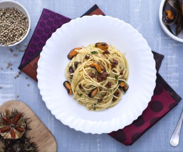 Espaguete com mexilhões e ouriços-do-mar