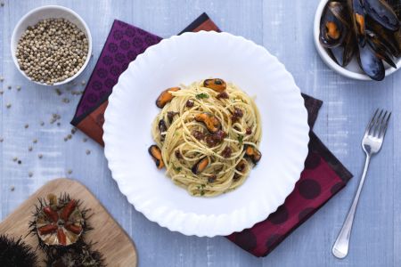 Espaguete com mexilhões e ouriços-do-mar