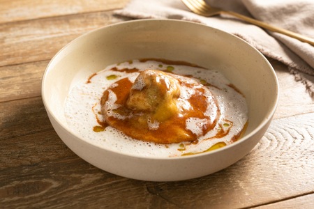 Ravioli recheado com costela de boi e espuma de limão