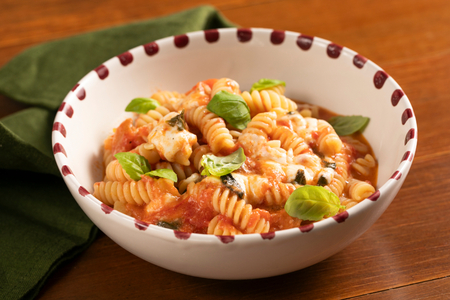 Massa com molho de tomate e mussarela