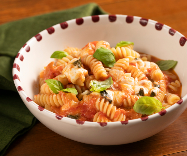 Massa com molho de tomate e mussarela