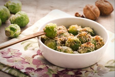 Couve-de-bruxelas com gorgonzola e nozes