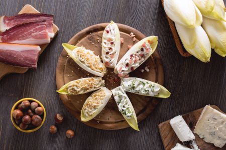 Barquinhas de endívia com queijos