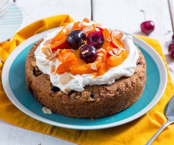 Bolo de trigo sarraceno com damascos e cerejas