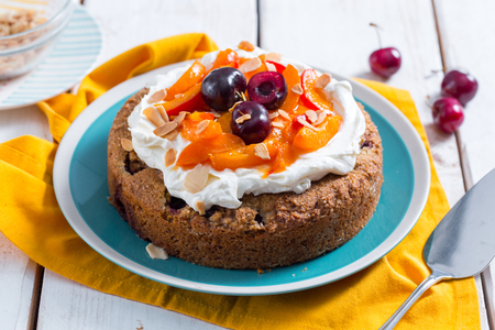 Bolo de trigo sarraceno com damascos e cerejas