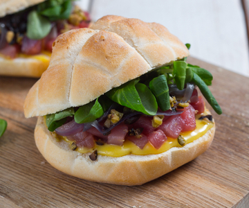 Sanduíche de atum e cebolas