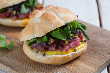 Sanduíche de atum e cebolas