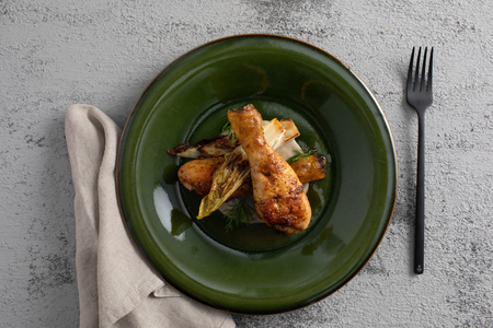 Frango com creme de cogumelos e endívia