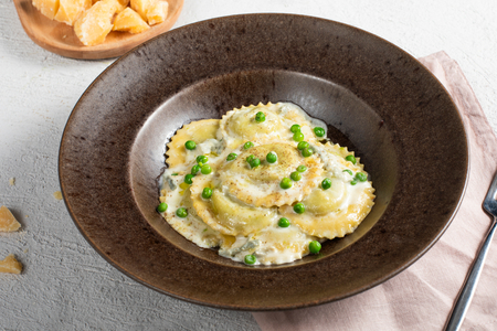 Ravioli de ervilha com fonduta de gorgonzola