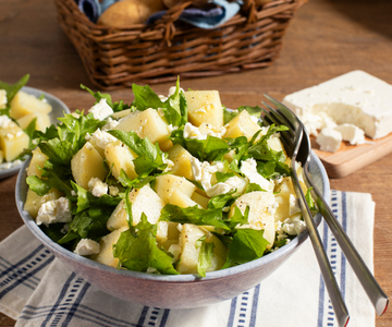 Salada de batata com chicória e queijo feta