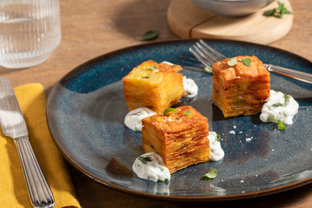 Pavê de batatas com molho tzatziki