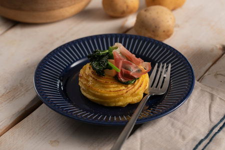 Ninhos de batata duquesa com folhas de nabo
