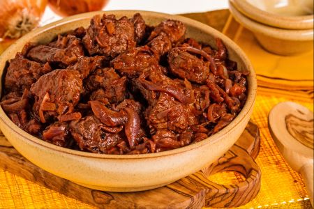 Ensopado de carne com cebolas