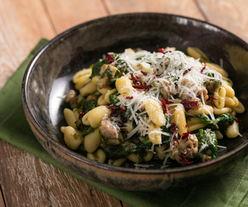 Cavatelli com linguiça, folhas de nabo e pimentão seco