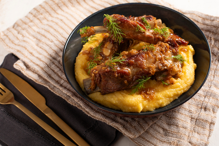 Costelinhas de porco ao vinho branco e erva-doce