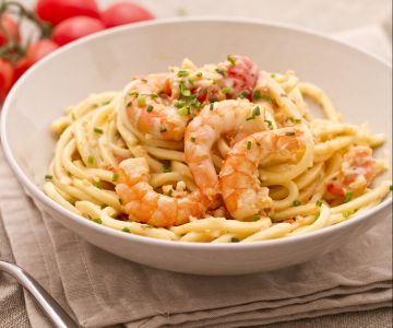 Troccoli ao molho rosa de tomatinhos Pachino e camarões