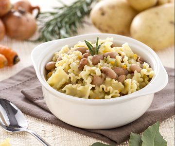 Sopa de macarrão e feijão borlotti