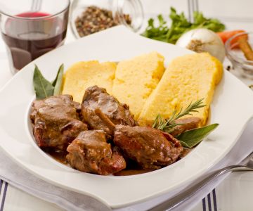 Coelho ao molho salmì com polenta