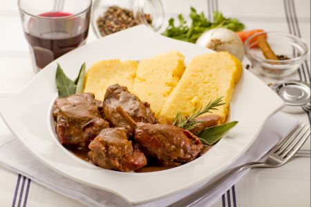 Coelho ao molho salmì com polenta