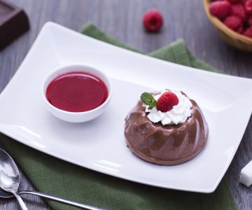 Pudim de chocolate e coulis de framboesa