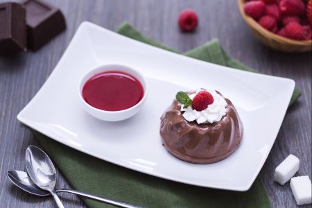 Pudim de chocolate e coulis de framboesa