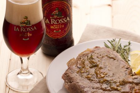 Costeletas de porco na cerveja e ervas aromáticas