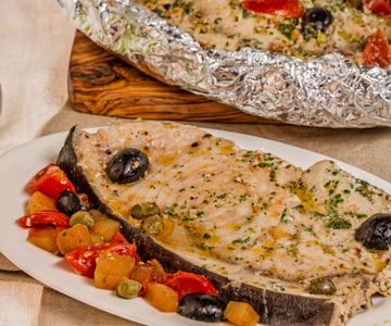 Peixe-espada no papelote com cerveja, tomatinhos e azeitonas