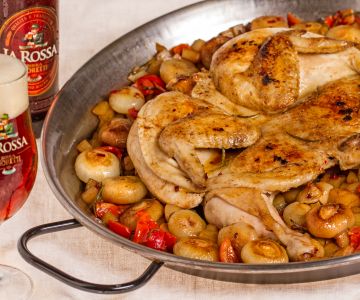 Frango à diavola com cerveja, batatas e cebolinhas