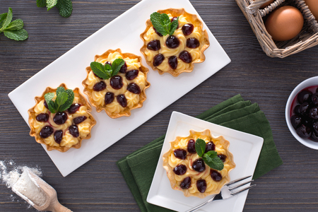 Tortinhas recheadas com creme de confeiteiro e amarena