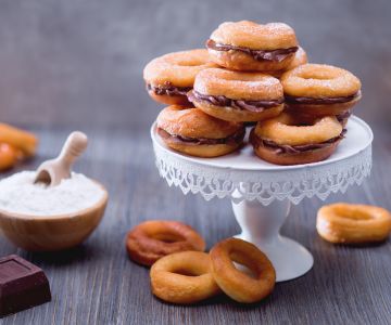 Rosquinhas fritas recheadas com creme de chocolate