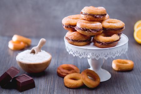 Rosquinhas fritas recheadas com creme de chocolate