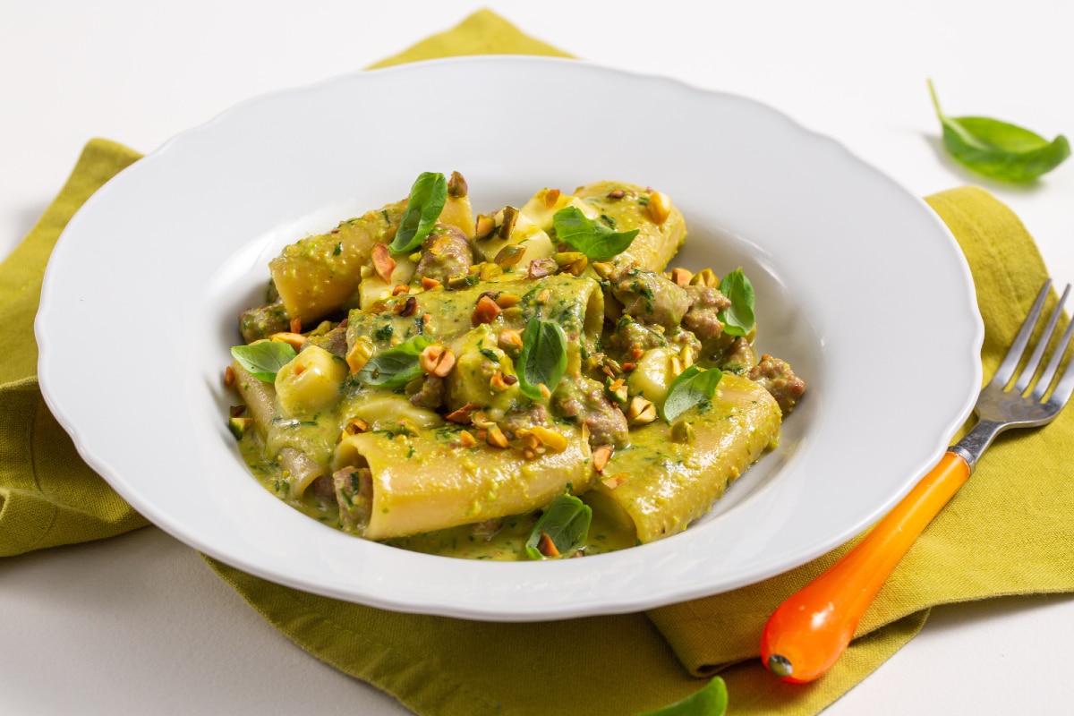 Paccheri com pesto de pistache, linguiça e provola