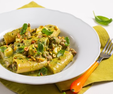 Paccheri com pesto de pistache, linguiça e provola